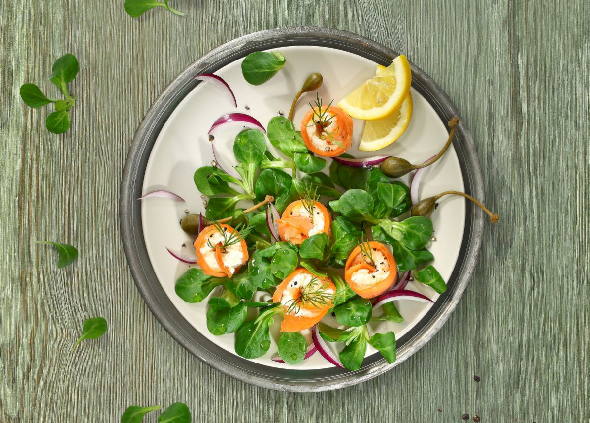 Lamb's lettuce with salmon